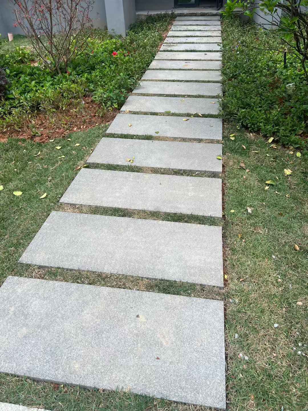 濮阳 芝麻黑小区踏步、汀步石铺装效果