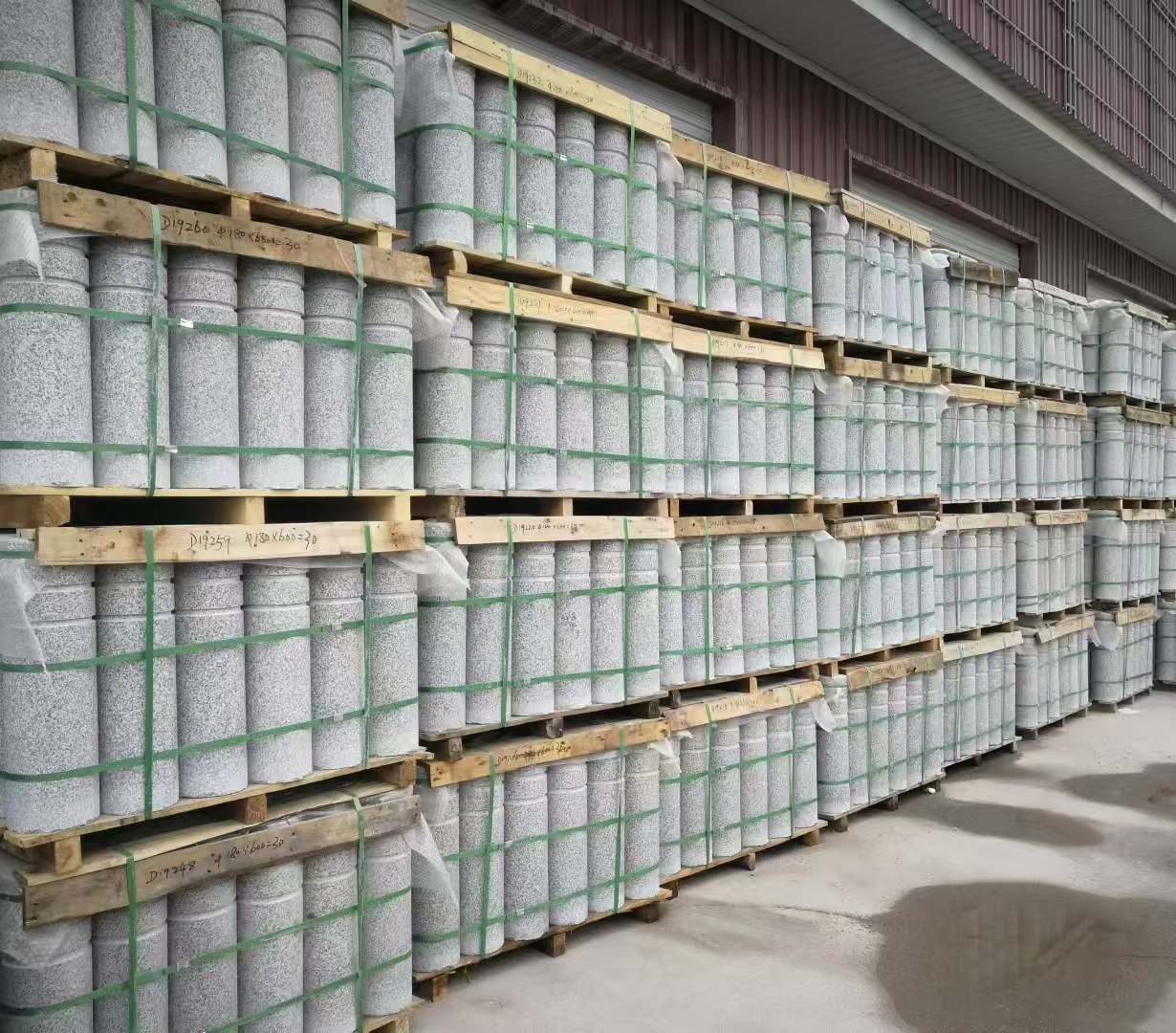 濮阳 芝麻白挡车柱、阻车桩、隔离柱